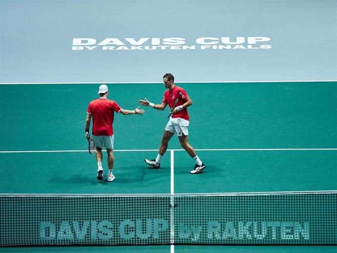 Los canadienses Denis Shapovalov y Vasek Pospisil en el dobles de semifinales de la Copa Davis ante Rusia