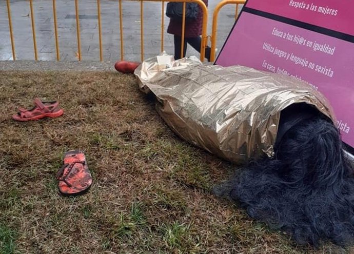 Maniquí en la plaza del Ayuntamiento de Getafe que simula una mujer muerta por violencia machista