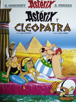 Portada n'asturianu de 'Astérix y Cleopatra'.