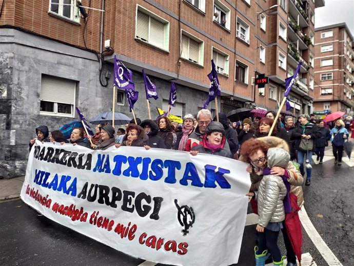 Manifestación de mujeres contra la violencia machista en Sestao (Bizkaia)