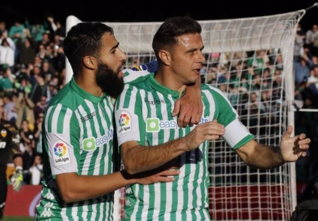 Fekir y Joaquín celebran un gol del Betis