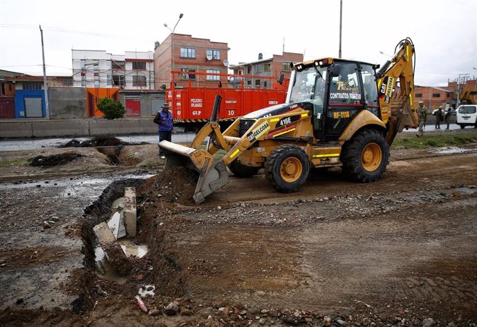 Una excavadora rellena una zanja excavada para impedir el tráfico durante las protestas en El Alto, cerca de La Paz