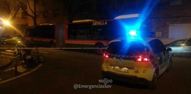 Siete heridos en Sevilla tras chocar un autobús contra un árbol