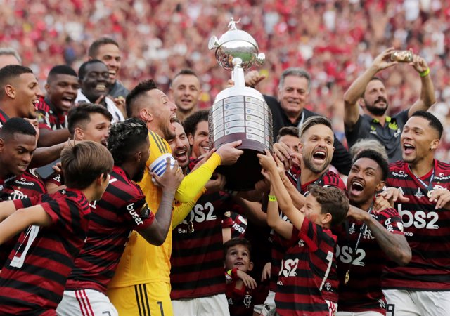 El Flamengo levanta el trofeo de la Copa Libertadores 2019.