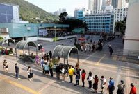 Más de un millón de personas acuden a votar en las elecciones locales de Hong Kong