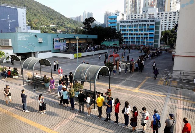 Electores hacen cola en un colegio electoral para votar en las elecciones municipales de Hong Kong de este domingo.