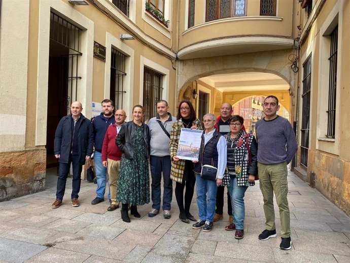 Representantes de grupos folclóricos.