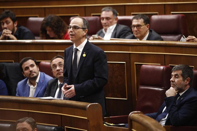 El diputado preso Jordi Turull interviene durante la sesión constitutiva del Congreso de los Diputados. A su izquierda, otro de los cuatro diputados presos, Jordi Snhez.         (archivo)