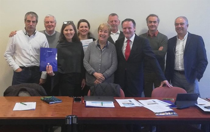 Responsables educativos de los países que participan en el proyecto NAVE junto al director general de FP del departamento de Educación, Tomás Rodríguez (tercero por la derecha)