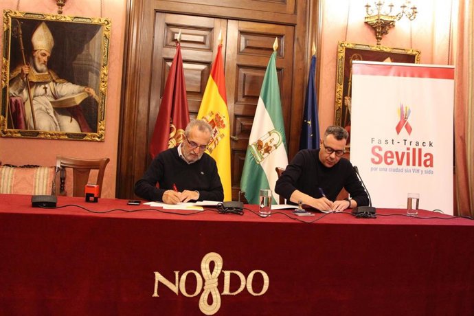 El delegado de Bienestar Social, Empleo y Planes Integrales de Transformación Social, Juan Manuel Flores,  firma un convenio con el director de Adhara Asociación VIH/sida, Jesús García