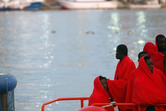 Personas rescatadas por Salvamento Marítimo en una imagen de archivo.