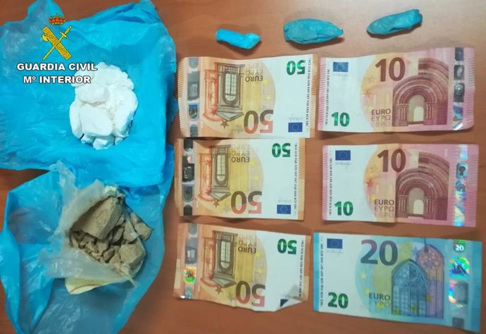 Droga y dinero intervenidos por la Guardia Civil a un vecino de O Porriño (Pontevedra)