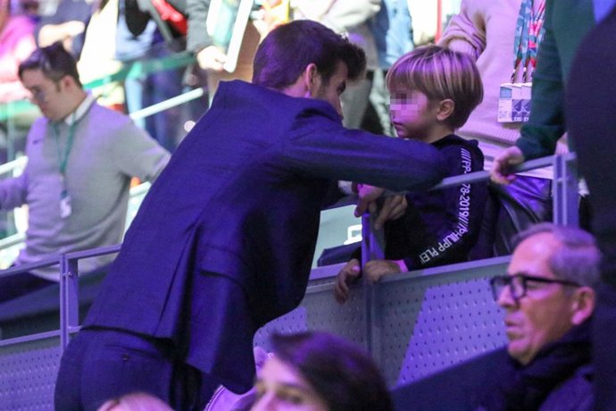 Gerard Piqué con su hijo Sasha en la Pista Cenral de la Caja Mágica