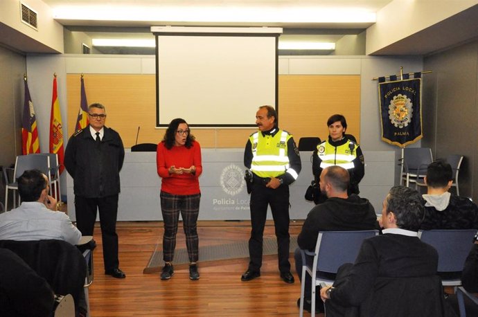 Reunión de la Policía Local de Palma con representantes de las grandes superfícies de la ciudad.