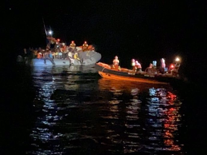 Open Arms rescata un barco a punto de naufragar con 73 personas, entre las que hay 26 menores