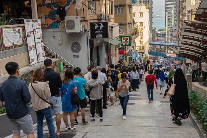 China.- Récord absoluto de participación en las elecciones locales de Hong Kong