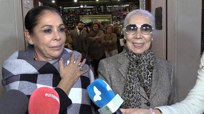Isabel Pantoja con Lina, su modista desde que era una niña