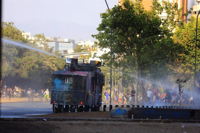 Enfrentamientos entre Policía y manifestantes en Plaza Italia de Santiago de Chile