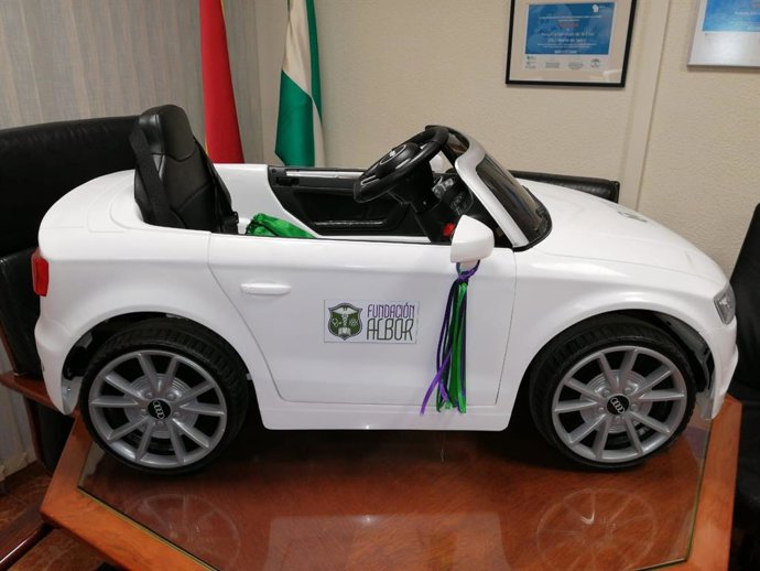 Coche eléctrico de la Fundación Albor Jaén para el Hospital San Juan de la Cruz de Úbeda  para los niños que van al quirófano