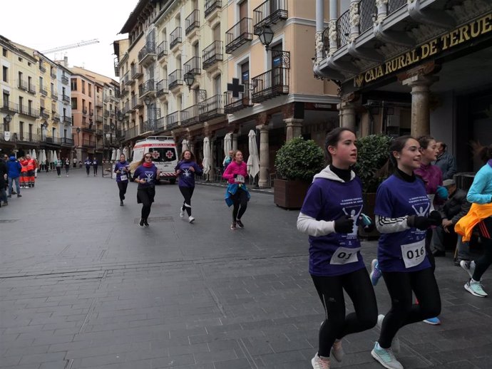 Más de 650 personas participan en Teruel en una carrera por la eliminación de la violencia contra la mujer.