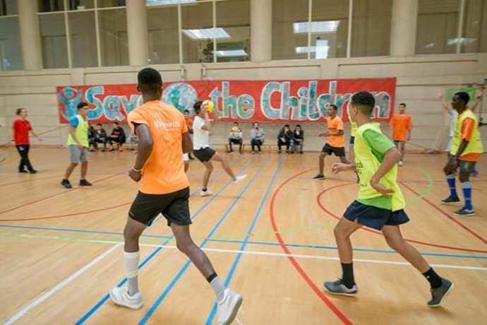 300 joves migrants no acompanyats participen en una jornada esportiva i cultural de Save the Children.