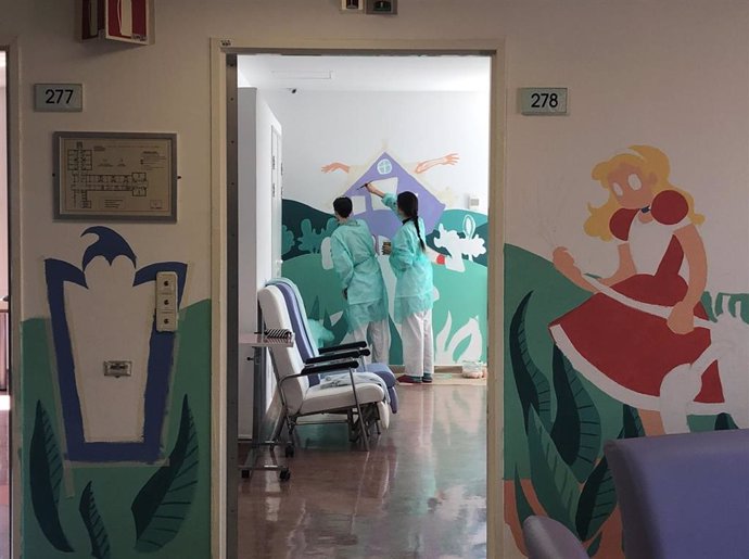 Murales Terapéuticos Inspirados En 'Alicia En El País De Las Maravillas' En La Unidad De Trastornos De La Conducta Alimentaria De La Gerencia De Albacete.