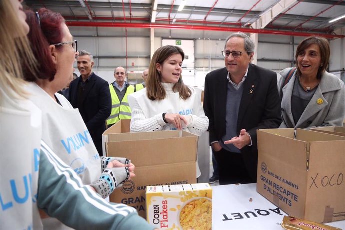 El president de la Generalitat, Quim Torra, visita la classificació d'aliments del Gran Recapte.