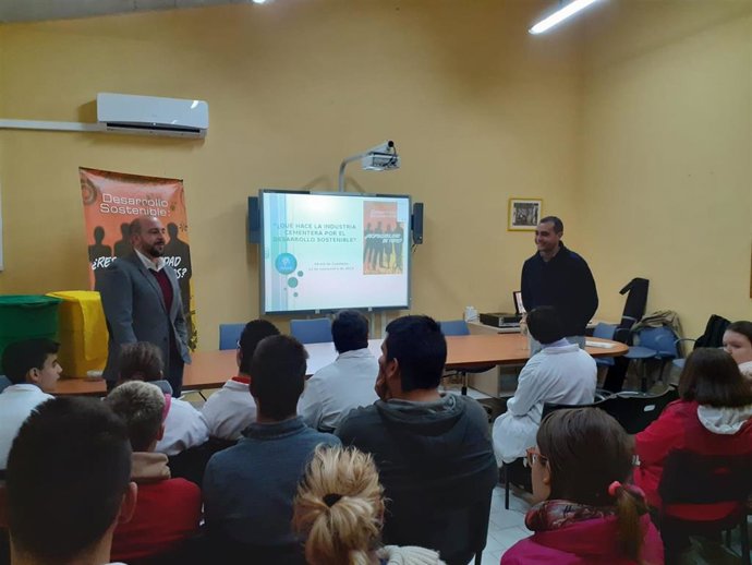Flacema y el Grupo Cementos Portland Valderrivas imparten una jornada de respeto al medio ambiente en un colegio de Alcalá de Guadaíra