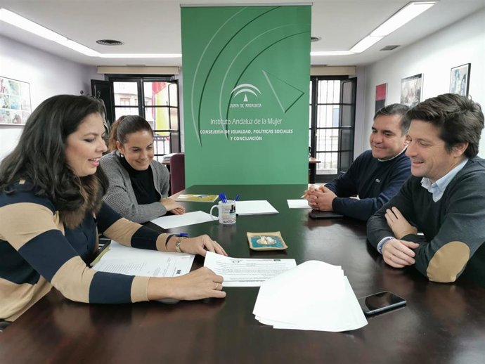 García de Longoria, que ha mantenido una reunión de trabajo con la responsable del Instituto Andaluz de la Mujer (IAM) en Huelva, María Martín, acompañado del presidente del Grupo Municipal, Néstor Santos