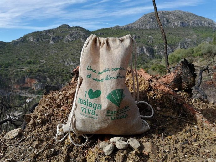 Jornada  medioambiental en el que se ha lanzado más de 25.000 bombas de semillas a mano y con tirachinas en la zona afectada por el incendio de este verano en Casares