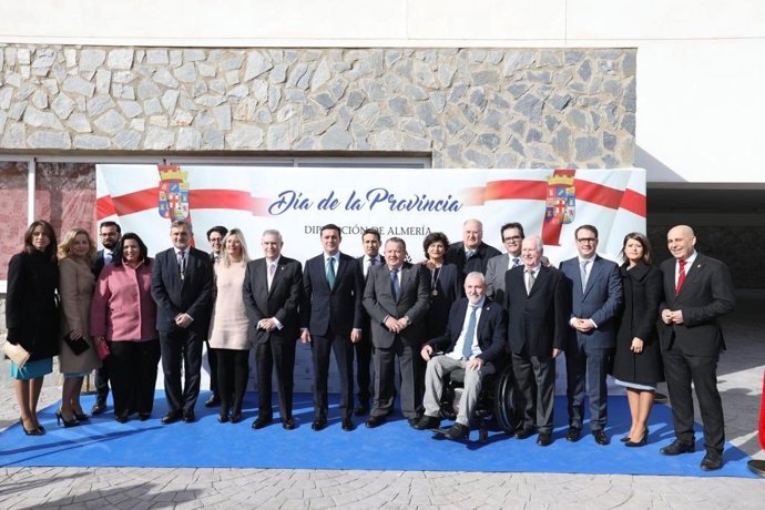 El presidente de la Diputación de Almería, Javier Aureliano García, junto a los homenajeados con las medallas de la provincia 2019 a su llegada al auditorio Adolfo Suárez de Alcóntar donde se ha celebrado el Día de la Provincia