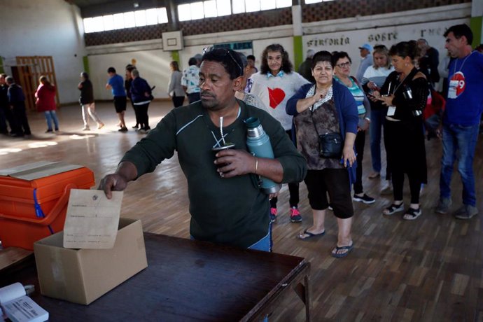 Uruguay.- Comienza la votación en la segunda vuelta de las elecciones presidenci