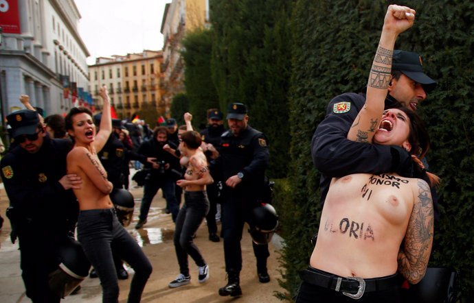 Activistas de Femen irrumpen en un acto de Falange en Madrid