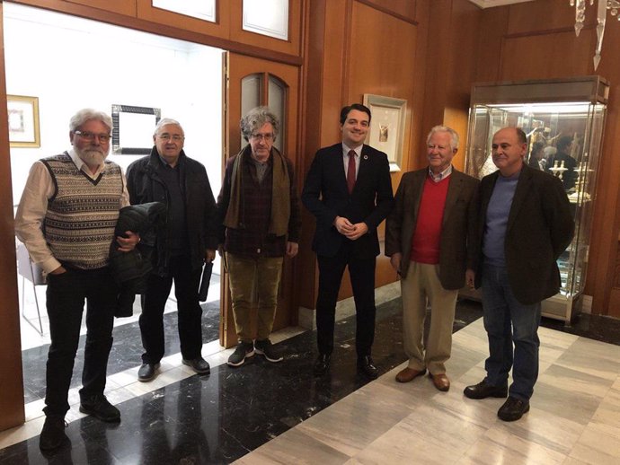 El alcalde de Córdoba, José María Bellido, con los responsables de la asociación 'Dejadnos Llorar'