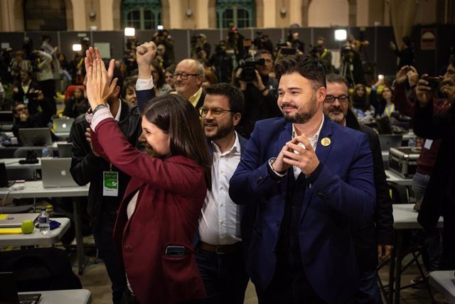 (I-D) La diputada en el Parlament, Marta Vilalta; el vicepresidente del Govern y consejero de Economía y Hacienda, Pere Aragonès y el diputado al Congreso de los Diputados por ERC, Gabriel Rufian (Recurso).