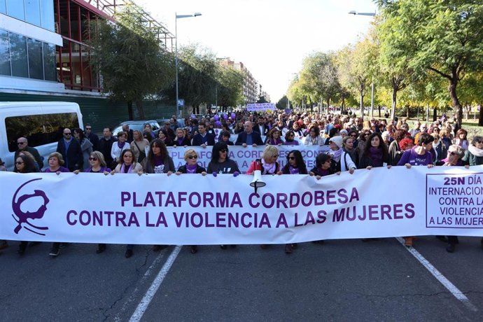 El presidente de la Diputación de Córdoba, Antonio Ruiz, participado en la marcha convocada con motivo del Día Internacional de la Eliminación de la Violencia contra la Mujer