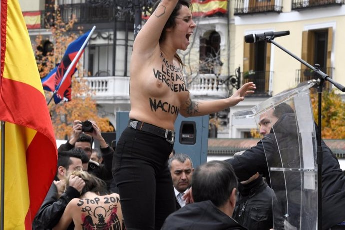 Tres activistas de Femen irrumpen en un acto de Falange