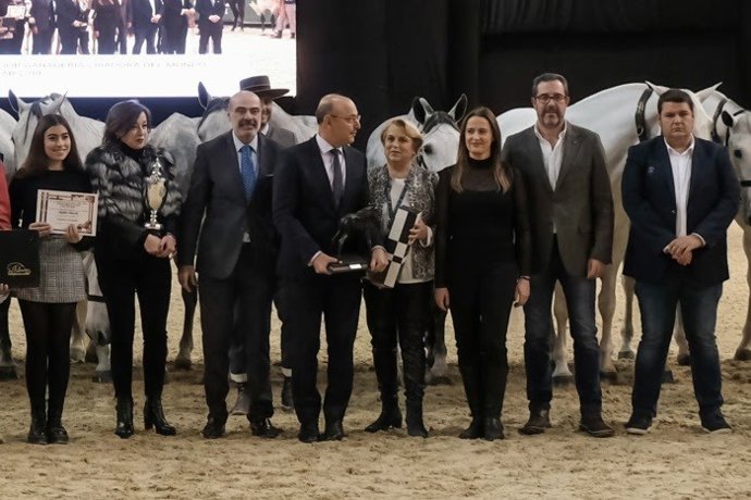 El presidente de la Asociación Nacional de Criadores de Caballos de Pura Raza Española (Ancce), José Juan Morales, entrega el Premio a la Mejor Ganadería del Mundo 2019 a Mater Christi