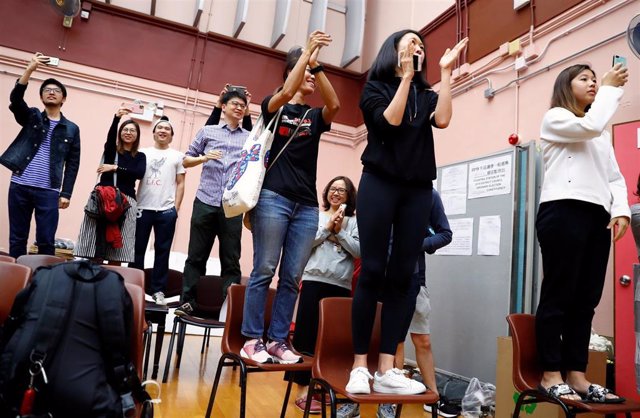 Simpatizantes del opositor Kelvin Lam celebrando los resultados electorales en Hong Kong