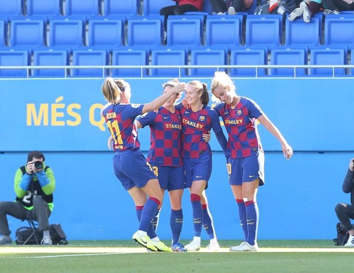 Las jugadoras del FC Barcelona femenin celebran uno de los goles de Caroline Graham Hansen ante el Deportivo ABANCA en la Primera Iberdrola