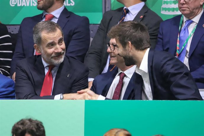 El Rey Felipe VI saluda a Gerard Piqué en la final de la Copa Davis 2019