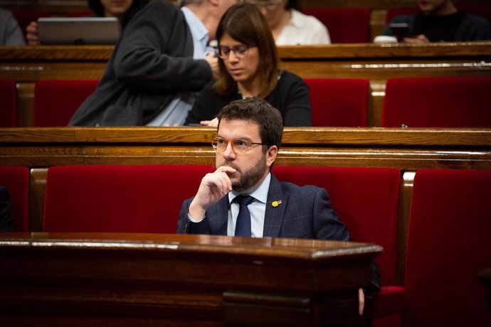 El vicepresidente de la Generalitat, Pere Aragons sentado en su escaño en una sesión plenaria en el Parlament de Catalunya. FOTO DE ARCHIVO