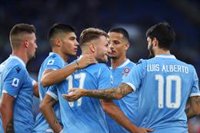 La Lazio rescata el triunfo en el descuento y la Roma golea al colista