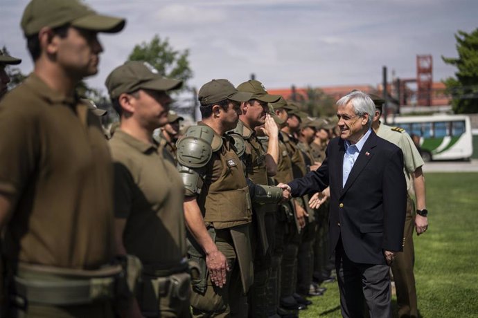 El presidente de Chile Sebastián Piñera con carabineros