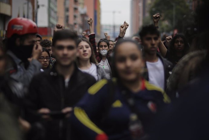 Colombia.- Cientos de personas marchan en Bogotá en señal de apoyo a un joven gr