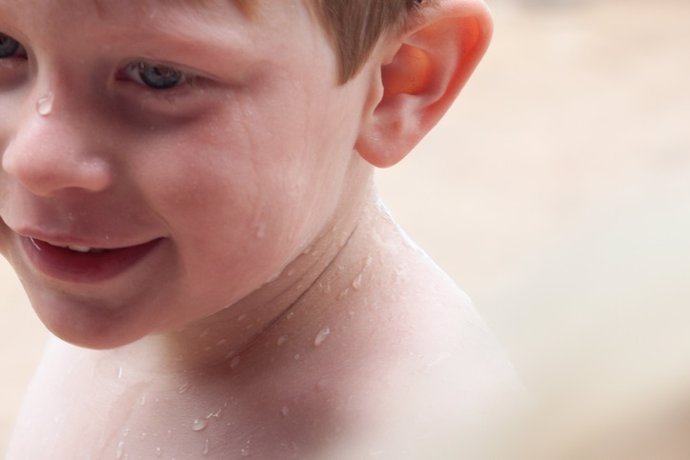 Niño mojado de la piscina o la playa.