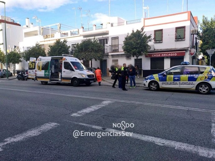 Lugar del accidente entre un turismo y una motocicleta en la Avenida de Hytasa de Sevilla capital