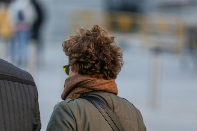 Una mujer se protege del frío con su bufanda durnate un día de viento por Madrid (España), a 8 de noviembre de 2019.