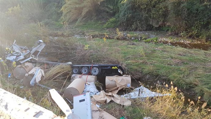 Muere un camionero al caer por un terraplén en Capellades (Barcelona)