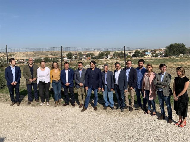 El consejero de Vivienda y Adminsitración Local, David Pérez, visita el sector 6 de la Cañada Real Galiana.